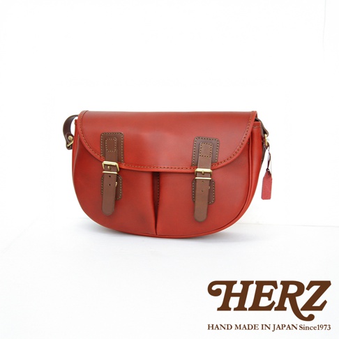 職人手作皮革傳統釣魚包 CK-21，紅色皮革材質，設有兩個深棕色皮革翻蓋和金屬扣環，復古風格設計。