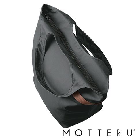 MOTTERU 品牌標誌下的黑色大容量摺疊保冷托特袋，特寫展示了打開的拉鍊和內部空間，以及一條棕色織帶。