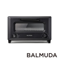 黑色 BALMUDA ReBaker 烤麵包機，配有金屬外殼、玻璃門和兩個控制旋鈕，一個用於模式選擇，另一個用於定時。