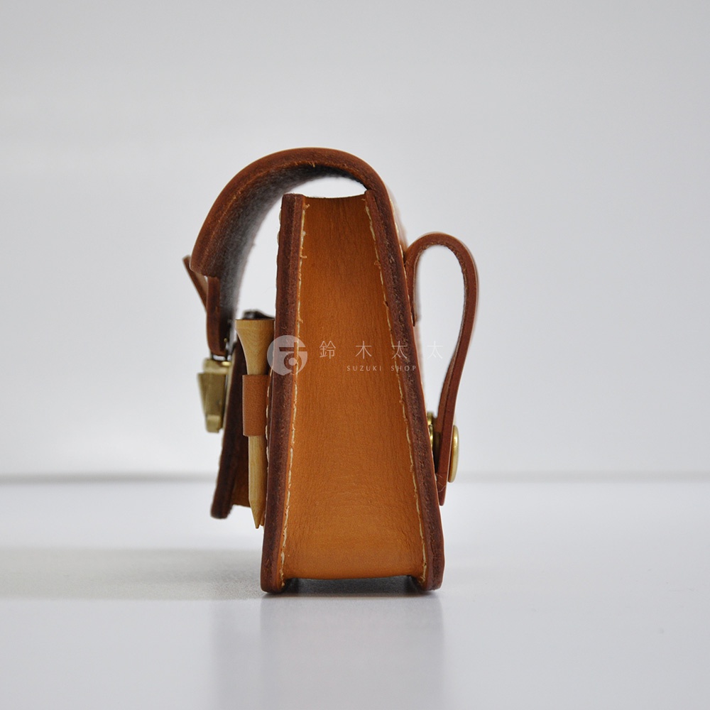 職人手作皮革高爾夫腰包，採用天然棕色皮革製成，側面展示其精緻縫線與金屬扣件，可放置高爾夫球與球梯。