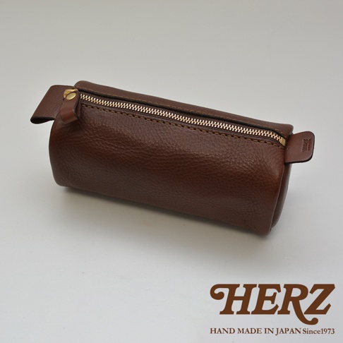 職人手作皮革多用途收納筆袋，採用深棕色皮革，設有金色拉鍊，設計簡潔，適合收納文具。