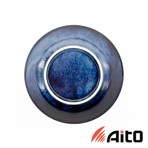 這是一張俯視圖，展示了一個藍色美濃燒義大利麵盤的底部。盤子邊緣有銀色裝飾環，內部則是深藍色帶有紋理的設計。右下角有Aito的Logo。