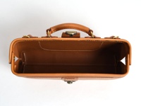 職人手作皮革橫長形杜勒斯單肩包 (CW-4)，採用棕色皮革製作，包款設計為經典的藥劑師包造型，有頂部提把，側邊有金屬扣環，正面中央有旋轉鎖扣，包身線條簡潔，質感紮實。