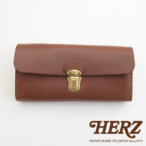 職人手作咖啡色皮革手風琴式多卡層萬用長夾，配有復古金屬鎖扣，設計簡約實用。