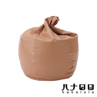 皮革款懶骨頭沙發，玉子形狀，淺褐色，柔軟皮革材質，可容納240公升的填充物。