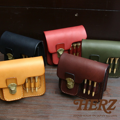 職人手作皮革高爾夫腰包，有黑色、紅色、綠色、棕色和黃褐色五種顏色，皆為真皮材質，設計有可插入高爾夫球釘的孔洞。