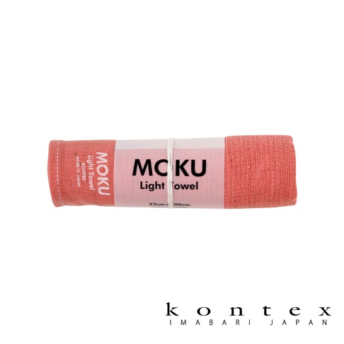 MOKU超速乾輕薄吸水長毛巾，珊瑚粉色，材質為純棉，以紙帶綑綁，上面印有MOKU品牌名稱及Light Towel字樣，並標示尺寸33cm×100cm。