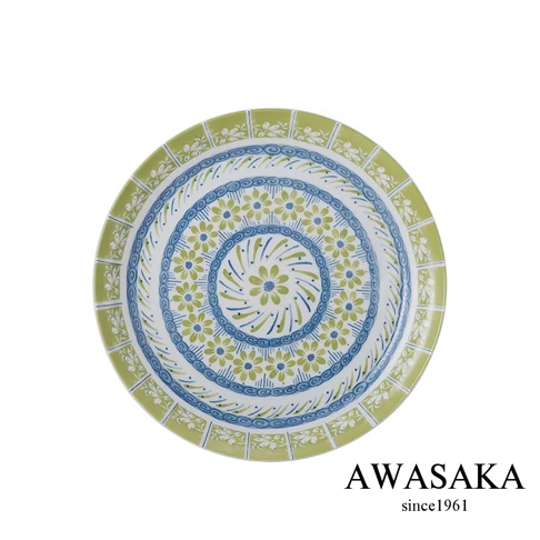 歐式淺湯盤，白色陶瓷底，盤面繪有綠色小花、藍色圓形花紋及綠色幾何邊框，風格典雅。