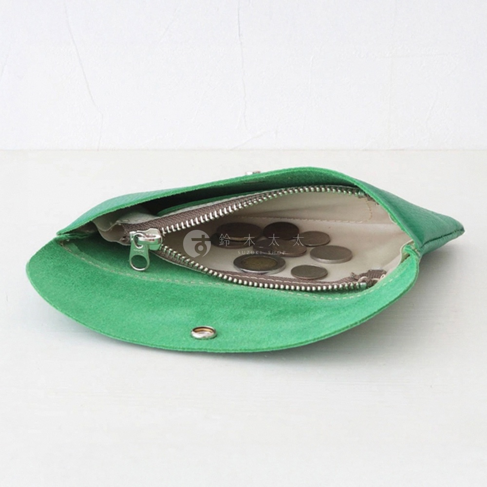 綠色麂皮材質的京都職人手作多功能收納包，打開包蓋，內有淺色內襯，裝有數枚硬幣，拉鍊為金屬材質。