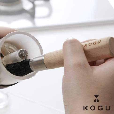 KOGU 品牌原木柄咖啡用具清潔毛刷，使用豬鬃毛刷頭清潔咖啡機內部，握柄刻有 KOGU 字樣。
