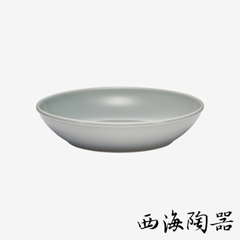 波佐見燒 Common 陶瓷料理深碗，淺灰色，直徑 21 公分，圓潤邊緣，適合盛裝各式料理。
