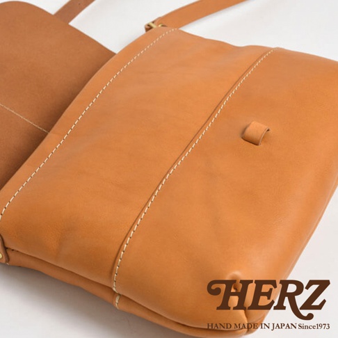 日本HERZ手工皮革馬鞍包，展現職人對皮革的細緻處理與經典設計。