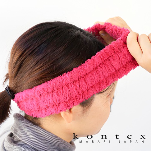 粉紅色毛絨材質的今治銀離子抗菌髮帶，質地柔軟，戴在頭上。