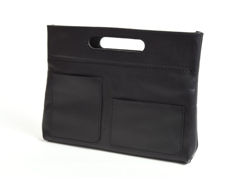 黑色皮革橫式收納袋中袋，正面有兩個方形外袋，頂部有橢圓形提手，車縫線清晰。