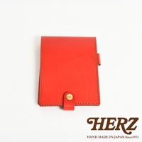 紅色皮革製成的便利貼收納套，附有金色按扣，邊緣有縫線裝飾。