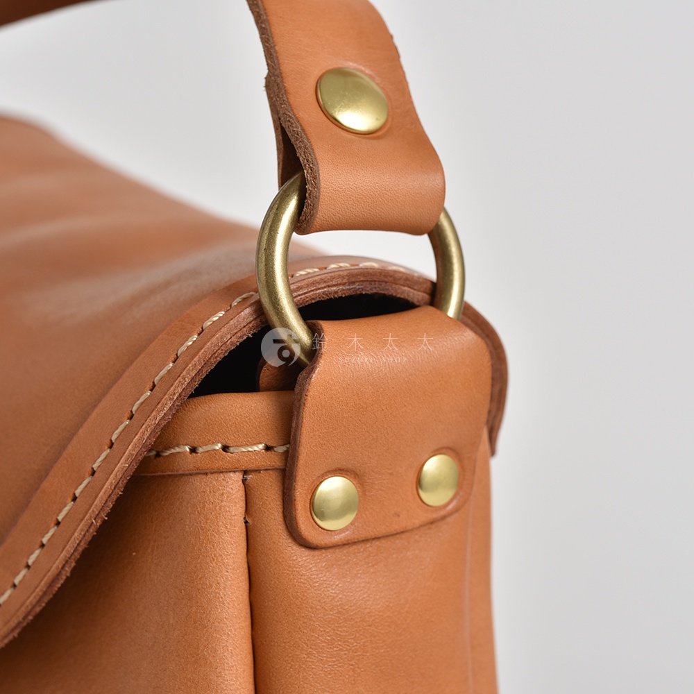 細節特寫：日本HERZ職人手作皮革休閒旅行馬鞍包的黃銅五金件和縫線細節