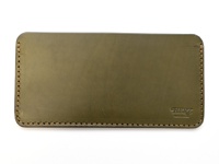 橄欖綠皮革紙鈔專用收納夾，職人手作，車縫線整齊，右下角壓印有「HERZ MADE IN JAPAN」字樣。