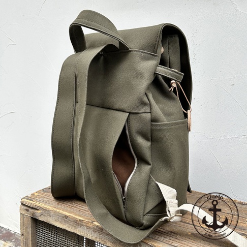loiter高島帆布前蓋式背包，軍綠色，帆布材質，設有拉鍊前袋和抽繩開合。