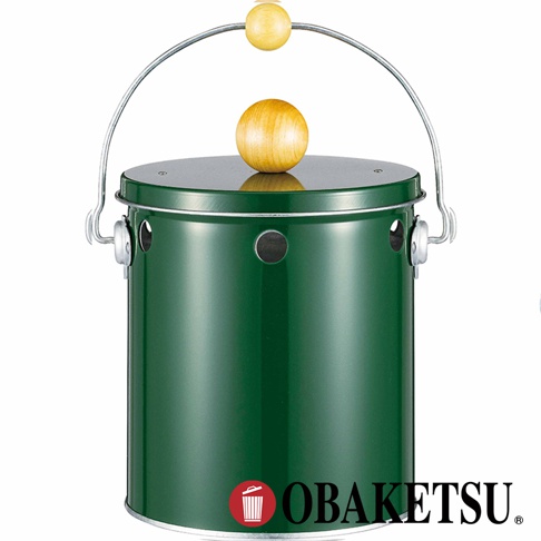 OBAKETSU 品牌綠色手工製蚊香桶，頂部和提把上有木製圓珠裝飾，側面有圓形通氣孔。