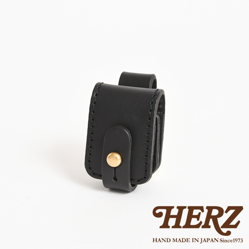 黑色皮革製的職人手作腰間小物收納包，採用原子釦設計，可固定於腰帶上，方便攜帶隨身物品。