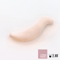 淺膚色彈性布料製成，呈彎月形狀的美容抱枕，適合女性使用。