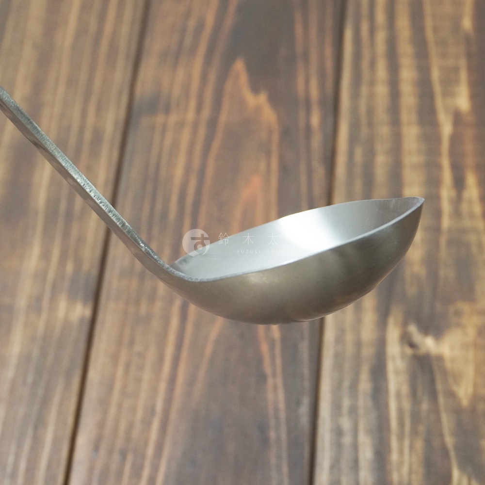 不鏽鋼湯勺，銀色，材質為不鏽鋼，湯勺部分呈圓弧狀，勺柄連接處有細微紋理。