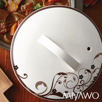 白色陶土湯鍋鍋蓋，帶有棕色花紋和葉子裝飾，頂部有白色提把和一個小透氣孔。