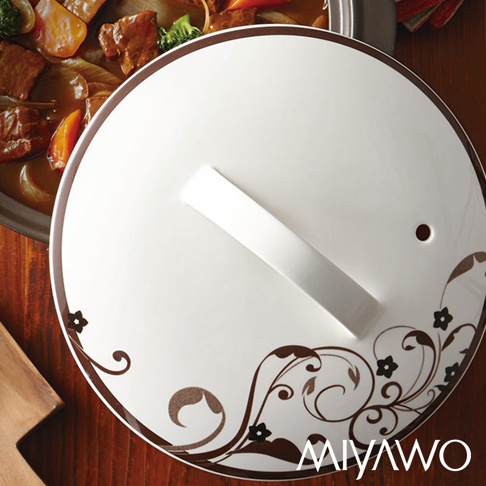 白色陶土湯鍋鍋蓋，帶有棕色花紋和葉子裝飾，頂部有白色提把和一個小透氣孔。