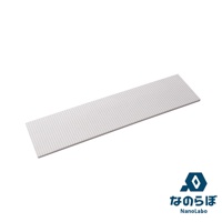 長形款M號白色珪藻土置物墊，表面有細緻的垂直條紋紋理，材質為珪藻土。