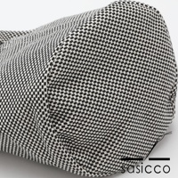 三河木綿刺子織圓底水桶包，以黑白格紋織紋呈現，質感細膩，造型簡約。