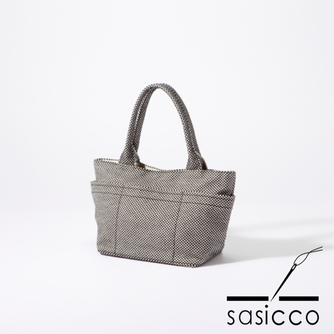 三河木綿刺子織手提托特包，淺灰色與白色細小格紋圖案，織紋清晰，配有同色系提把。包身外部有數個平整的口袋設計，整體造型簡約實用。