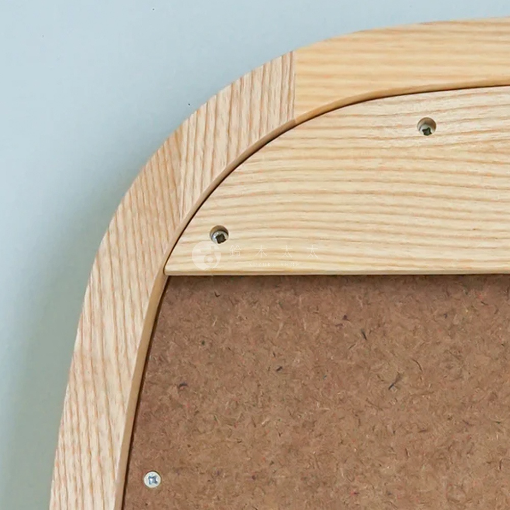 圓角木框萬用壁掛鏡，木質紋理自然，邊緣光滑，以螺絲固定。