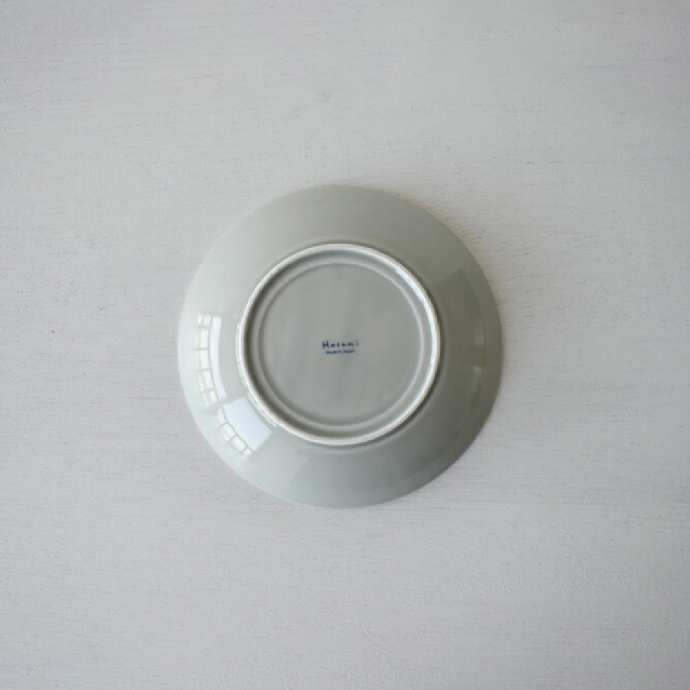 灰色陶瓷圓盤，底部印有藍色「Hasami」字樣及「Made in Japan」標誌。