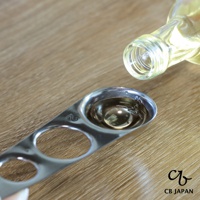 CB JAPAN 標誌旁，一瓶清澈液體正在傾倒進一個金屬量匙中，量匙上有 1.5 和 2 的刻度。