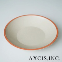 淺米色陶瓷義大利麵盤，盤緣帶有橘紅色邊飾，呈現簡約素燒質感。