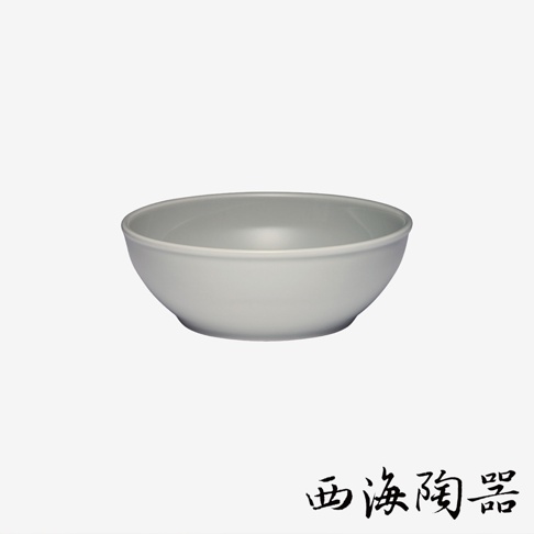 波佐見燒 Common 陶瓷料理深碗，15公分，淺灰色，圓潤碗型，適合盛裝湯品、麵食或沙拉。