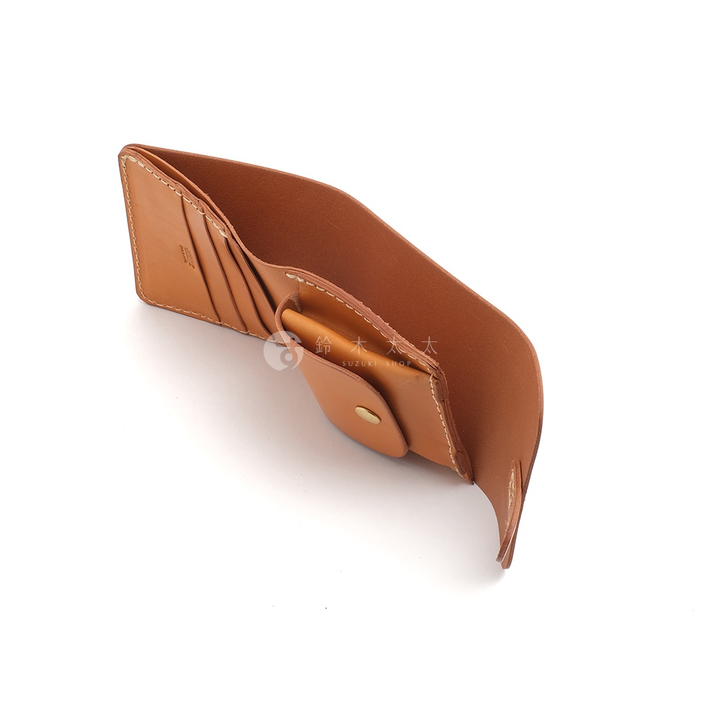 職人手作皮革原子釦型二折式短夾，採用淺棕色皮革，內含多個卡槽與零錢袋，風格簡約。