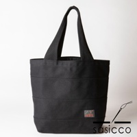 黑色三河木綿刺子織大容量托特包，織紋清晰，包身有多條橫向車縫線，左下方有一個橘色標籤。