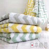 今治北歐浴巾，三條疊放，由上至下分別為淺灰色、黃色與白色相間的鋸齒紋，以及淺綠色與白色相間的鋸齒紋。材質柔軟，適合日常使用。