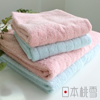 堆疊的今治超長棉毛巾，有柔和的粉紅色和淺藍色，材質柔軟，紋理清晰。