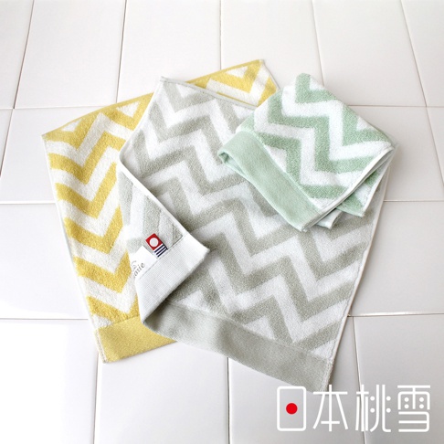 今治北歐方巾，採用觸感柔軟的棉質材質，以鋸齒狀圖案設計。其中有黃色、淺灰綠色和薄荷綠色三種顏色，尺寸約為 25x25 公分。