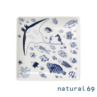 白色方形陶瓷餐盤，印有藍色線條描繪的海洋生物，包括一隻大型魟魚、多種魚類、兩隻海馬、一隻章魚和兩隻水母。