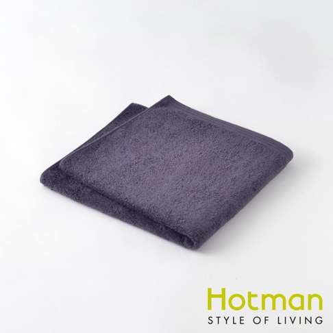 一條深紫色、柔軟材質的浴巾，邊緣有精緻縫線，對折放置於白色背景上。