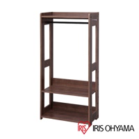 童心木製掛衣架 KWR-1260，深棕色木質結構，設有掛衣桿及兩層置物層板。