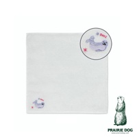 白色精梳棉方巾，繡有紫色海豹及粉色星星圖案，右上角為放大細節圖。