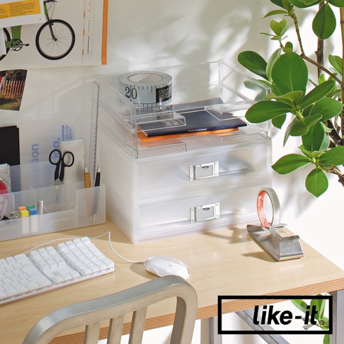 透明材質的自由搭配可疊式A4文件收納盒，疊加兩層，每層皆有銀色金屬把手，頂部放置有標示數字的膠帶和文件。