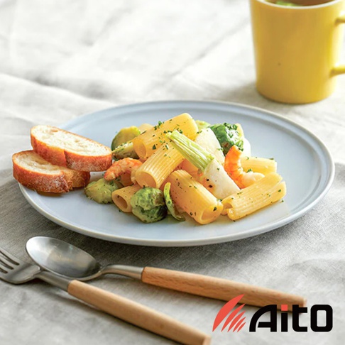 淺藍色美濃燒圓盤盛有義大利麵、蝦仁、花椰菜與麵包，盤旁擺放著木柄湯叉。