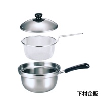 不鏽鋼防溢汆燙鍋，附有細網濾籃和玻璃鍋蓋，鍋身與濾籃皆為銀色不鏽鋼材質，鍋柄為黑色。