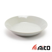 淺灰色義大利麵盤，帶有細膩的紋理，盤邊緣微翹，呈現北歐自然風格。