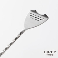 長柄不鏽鋼調酒攪拌匙，頂端為扁平設計，帶有圓形孔洞，另一端為螺旋紋理，整體呈現銀色金屬光澤。